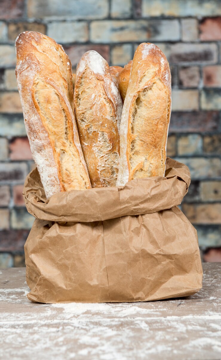 Pagnotte di pane rustico al forno fresco in sacchi di carta