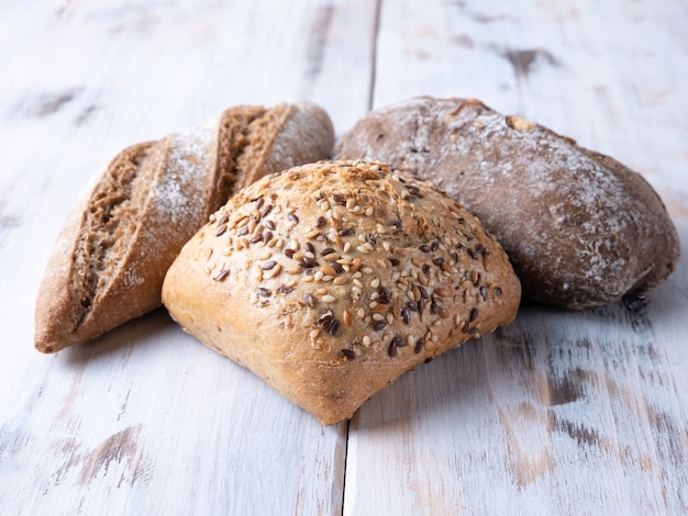 Pagnotte di pane su fondo di legno