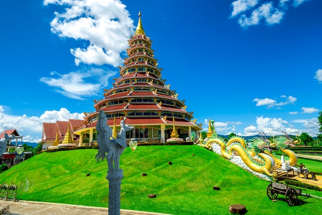 Pagoda 9 Floor e Dragon Scale di Wat Huay Pla Kang, provincia di Chiang Rai. con vista sul cielo azzurro