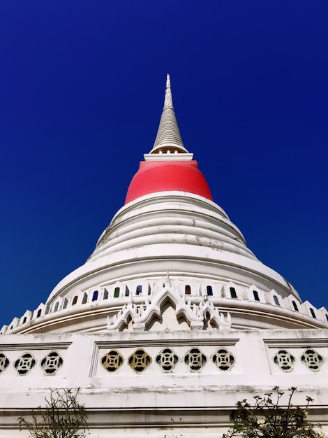 Pagoda bianca con abiti rossi avvolti nel tempio buddista in Thailandia