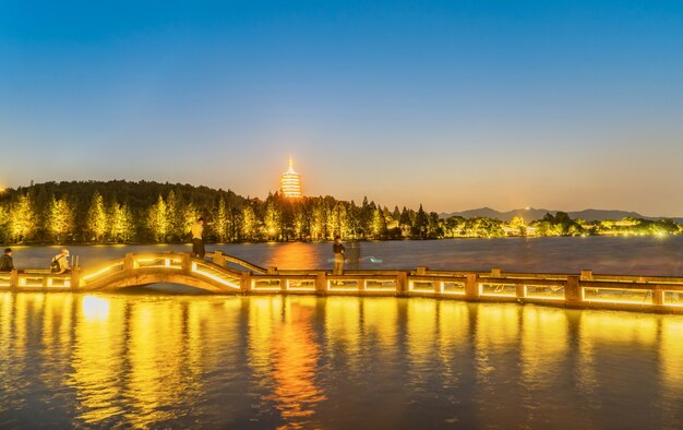 Pagoda cinese antica al tramonto, lago ad ovest, Hangzhou, Cina