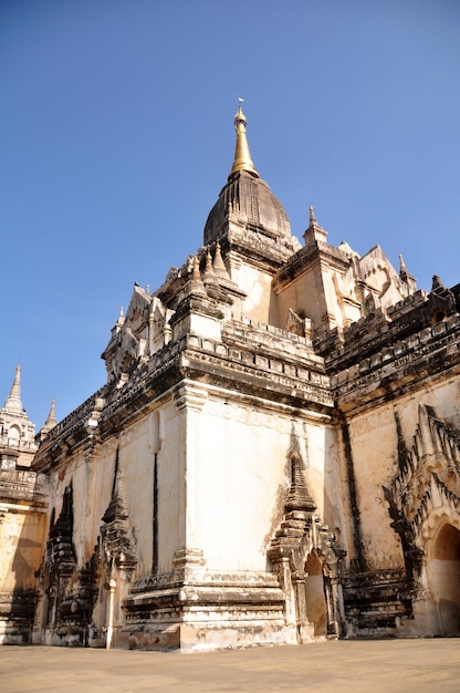 Pagoda del tempio bianco di Ananda paya chedi stile birmano per i birmani e i viaggiatori stranieri visitano il rispetto pregando il culto a Bagan o nella città antica del patrimonio pagano a Mandalay Myanmar