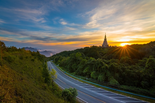 Pagoda di Noppamethanedol e Noppapol Phumsiri al tramonto