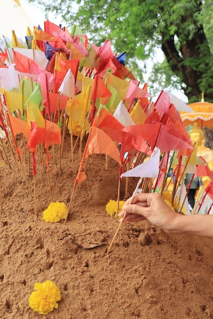 Pagoda di sabbia del festival Songkran Thailandia con bandiere di carta colorate sul mucchio di sabbia