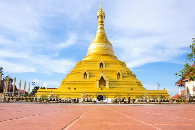 Pagoda dorata alla provincia Tailandia di Kampangpetch