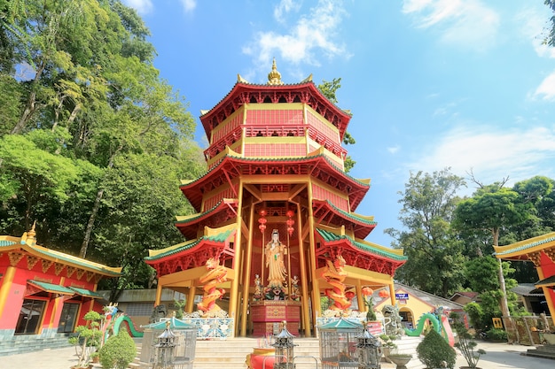 Pagoda in stile cinese con una gigantesca statua di Guan Yin o dea della compassione e della misericordia a Tiger Cave Temple (Wat Tham Seua) a Krabi, in Thailandia.