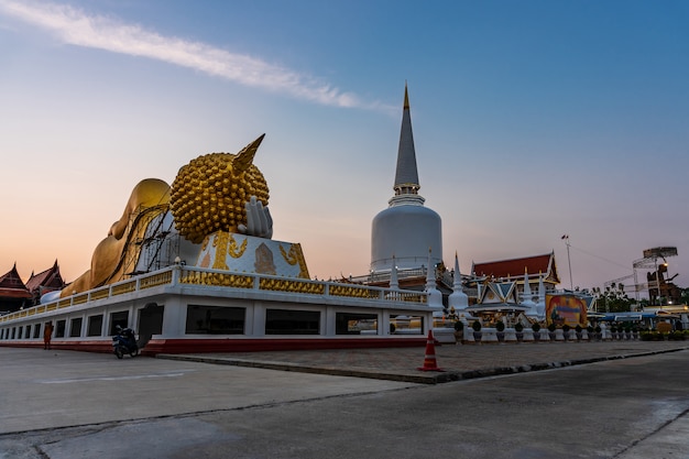 Pagoda nel tempio e il colore del cielo al tramonto o all&#39;alba