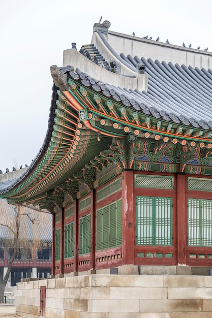 Pagoda orientale in un bellissimo parco invernale Storia architettura e religione Verticale