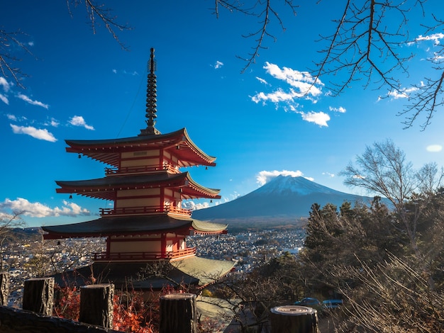 Pagoda rossa o pagoda di Chureito con la montagna di Fuji e cielo blu nella priorità bassa.