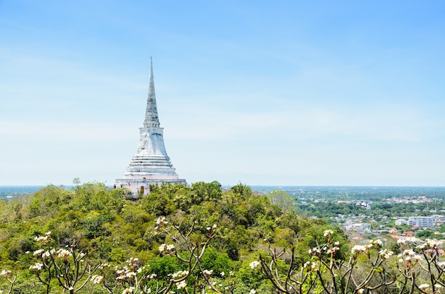 Pagoda sulla montagna al tempio di Phra Nakhon Khiri, sito archeologico nella provincia di Phetchaburi della Thailandia