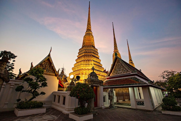 Pagode dorate del tempio buddista di Wat Pho a Bangkok, Thailandia. Tempio buddista al tramonto, Bangkok