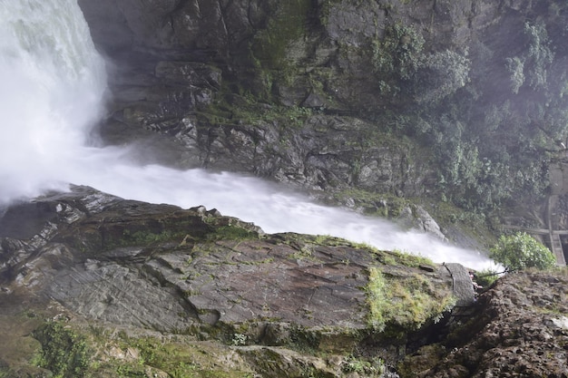 Pailon del Diablo Fiume di montagna e cascata nelle Ande Banos