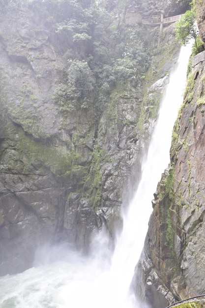 Pailon del Diablo Fiume di montagna e cascata nelle Ande Banos