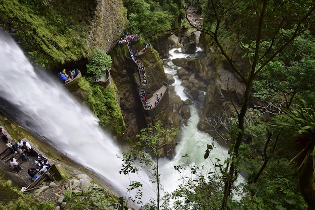 Pailon del Diablo Fiume di montagna e cascata nelle Ande Banos