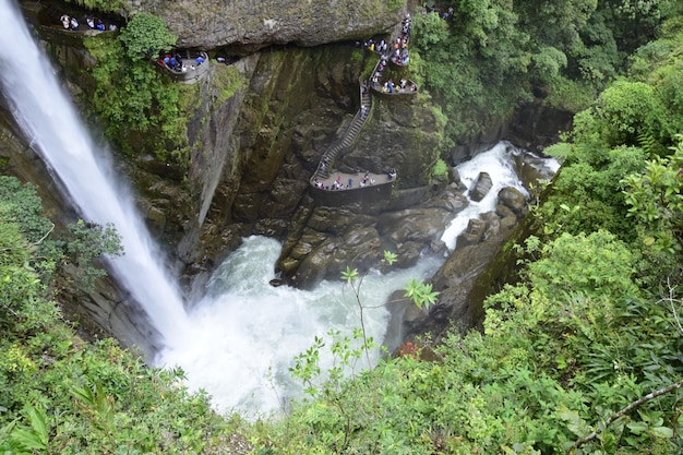 Pailon del Diablo Fiume di montagna e cascata nelle Ande Banos