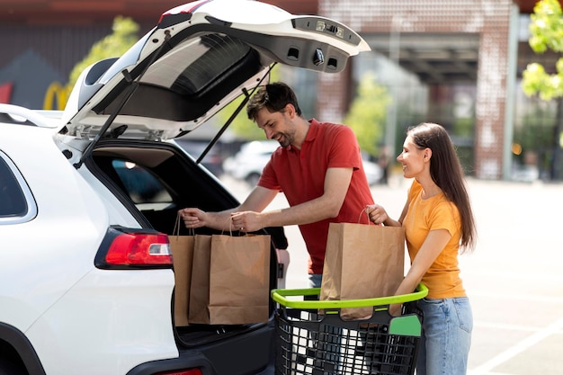 Paio di acquistare cibo nel negozio di alimentari acquisti di imballaggio in auto