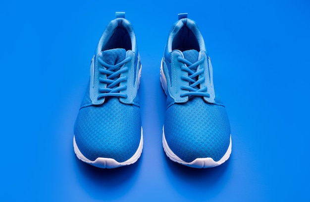 Paio di comode scarpe sportive blu su sfondo blu scarpe