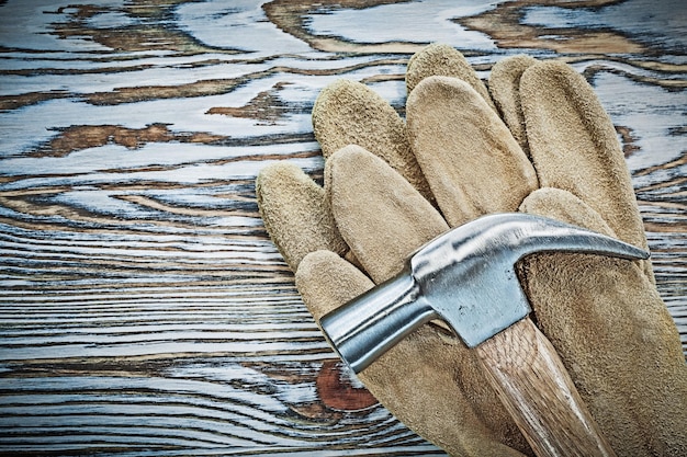 Paio di guanti di sicurezza martello da carpentiere su tavola di legno