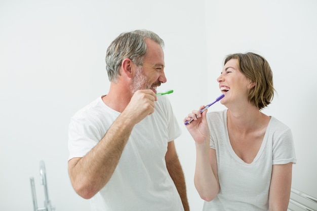 Paio di lavarsi i denti con lo spazzolino da denti a casa