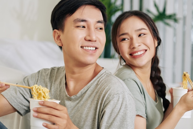 Paio di mangiare la zuppa di ramen