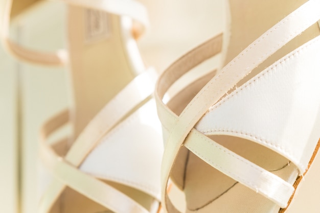 Paio di scarpe da sposa bianche per donna