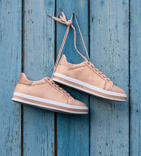 Paio di scarpe sportive femminili beige