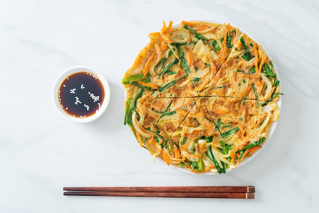 Pajeon o pancake coreano o pizza coreana - Stile di cibo asiatico