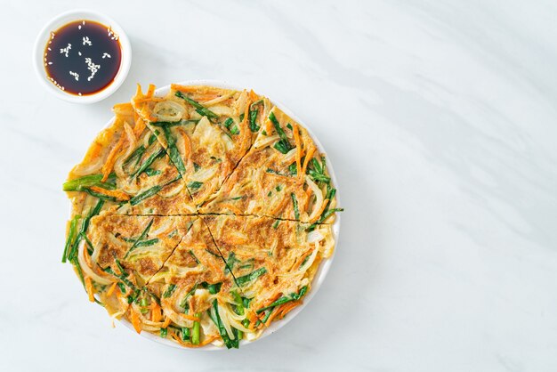 Pajeon o pancake coreano o pizza coreana - Stile di cibo asiatico