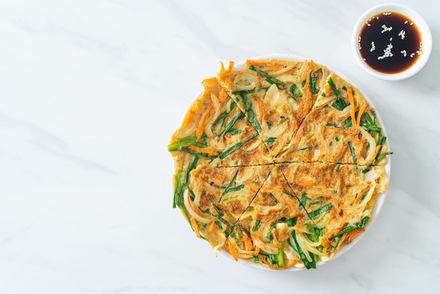 Pajeon o pancake coreano o pizza coreana - Stile di cibo asiatico