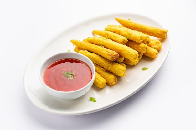 Pakoda pakora di mais fritto croccante o frittelle di mais servite con cibo indiano ketchup