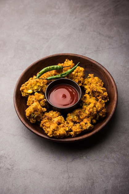 Pakora di mais croccante o pakoda, bhajji, Bhaji, bajji o pattice. servito con ketchup