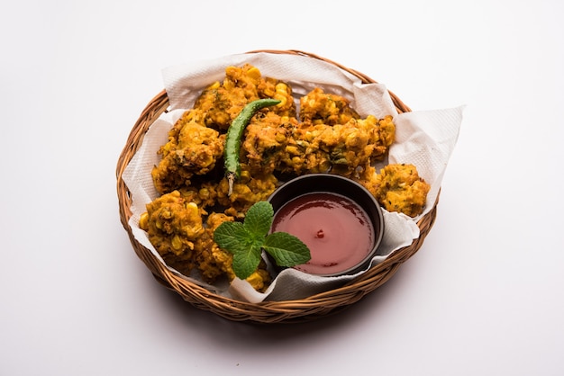 Pakora di mais croccante o pakoda, bhajji, Bhaji, bajji o pattice. servito con ketchup