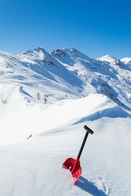 Pala da valanga nella neve