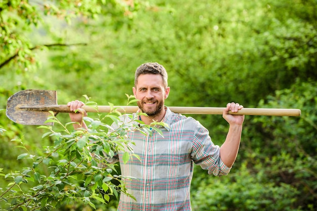 Pala della stretta dell'agricoltore sexy. uomo muscoloso del ranch. agricoltura e coltivazione. Attrezzi da giardino. Operaio agricolo ecologico. Raccolto. felice giorno della Terra. Eco vivere. sa tutto sui fiori.