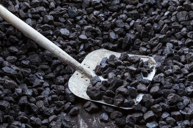 Pala e carbone in background miniera di carbone