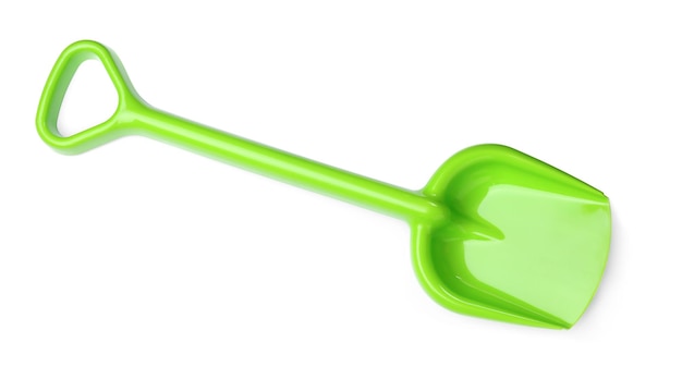Pala giocattolo in plastica verde isolata sulla vista dall'alto bianca