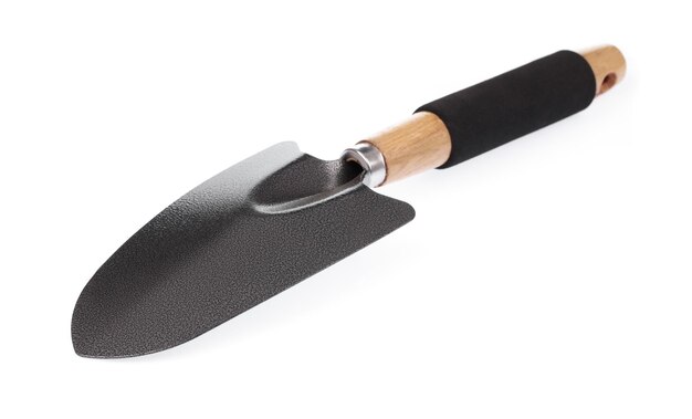 Pala in acciaio nero con manico in legno isolato su sfondo bianco.