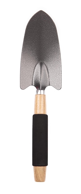 Pala in acciaio nero con manico in legno isolato su sfondo bianco.
