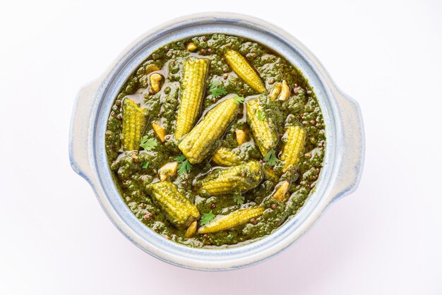 palak baby corn sabzi noto anche come spinaci makai curry servito con riso o roti cibo indiano