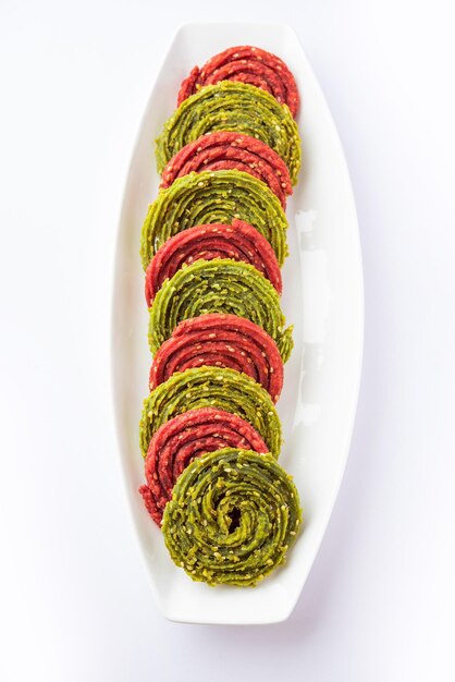 Palak Beetroot chakli o murukku fatto con spinaci e barbabietole