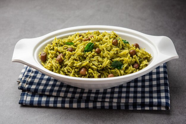 Palak khichdi è un pasto nutriente di lenticchie mung e riso con spinaci cibo indiano