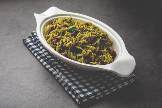 Palak khichdi è un pasto nutriente di lenticchie mung e riso con spinaci cibo indiano