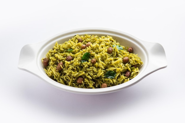 Palak khichdi è un pasto nutriente di lenticchie mung e riso con spinaci cibo indiano