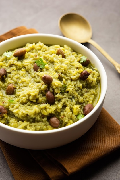 Palak khichdi è un pasto nutriente di lenticchie mung e riso con spinaci cibo indiano