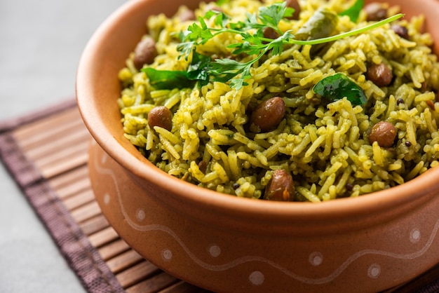 Palak khichdi è un pasto nutriente di lenticchie mung e riso con spinaci cibo indiano