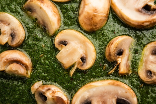 Palak Mushroom è un piatto sano e delizioso di funghi champignon saltati e aromatici in una salsa cremosa di spinaci