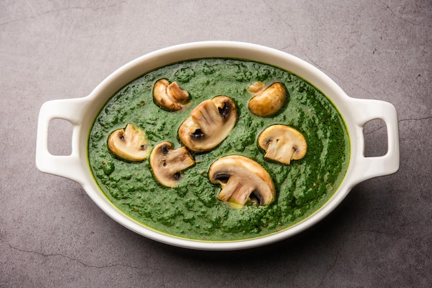 Palak Mushroom è un piatto sano e delizioso di funghi champignon saltati e aromatici in una salsa cremosa di spinaci