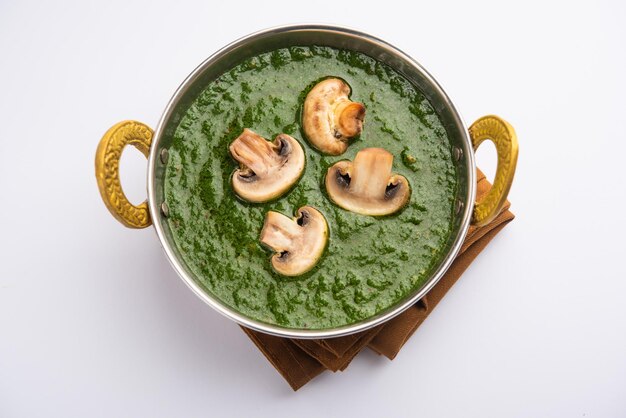 Palak Mushroom è un piatto sano e delizioso di funghi champignon saltati e aromatici in una salsa cremosa di spinaci