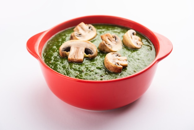 Palak Mushroom è un piatto sano e delizioso di funghi champignon saltati e aromatici in una salsa cremosa di spinaci