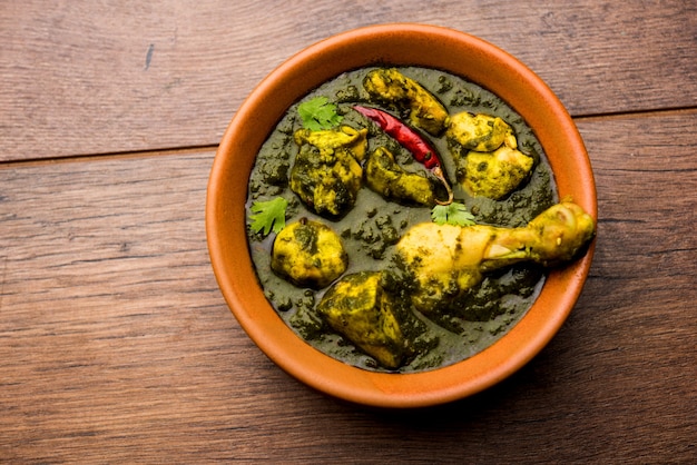 Palak o spinaci Pollo o Murg Saagwala servito in una ciotola con Naan e riso